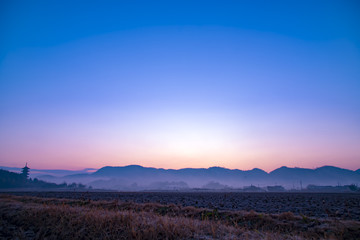 吉備路の霧のある寒い夜明けの風景