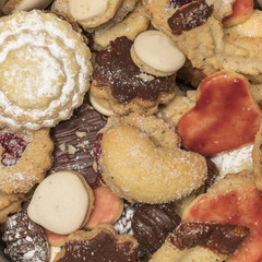  bunte Mischung von selbstgebackenen Weihnachtsplätzchen / Kekse als Hintergrund