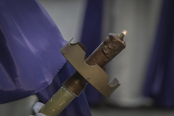 Detalle de una vela con un cofrade. Procesión Semana Santa en El Espinar (Segovia) 