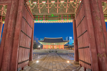 Naklejka premium Noc w Seulu z Pałacem Deoksugung w Korei
