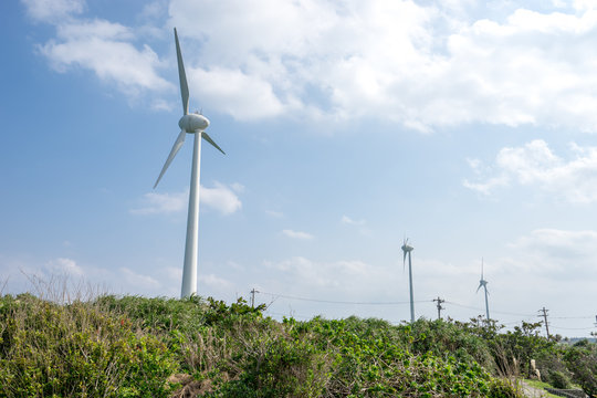 西平安名崎にある風車の風景