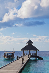 Schöner Maledivenstrand mit Anlegesteg