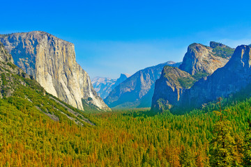 Fototapeta premium The viewpoint called Tunnel View in Yosemite National Park in autumn.