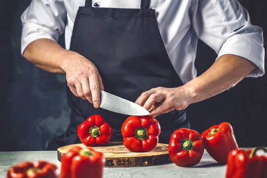 Chefkoch in der K&uuml;che mit Frischem Gem&uuml;se(Paprika)