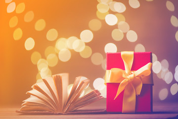 Obraz premium Vintage books and gift box with fairy lights