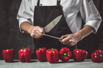 Chefkoch in der Küche mit Frischem Gemüse(Paprika)