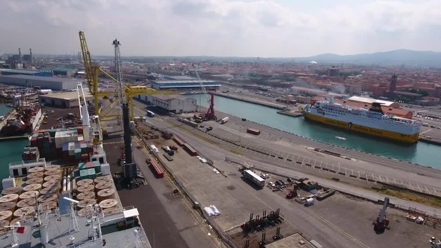 Vista aerea porto di Livorno