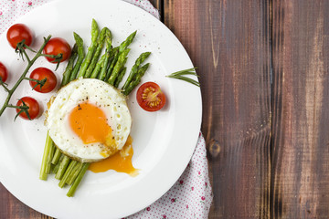 green asparagus with fried eggs