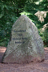 Markierung Hasselbrack, höchster Punkt Hamburgs
