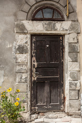 Fototapeta na wymiar door to the old house