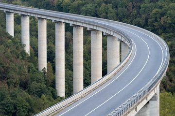 Large highway viaduct - obrazy, fototapety, plakaty
