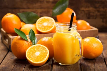 Fototapeten Glas frischer Orangensaft mit frischen Früchten © Nitr