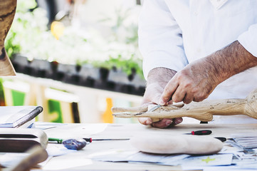 Main d'un artisan sculpteur de bois