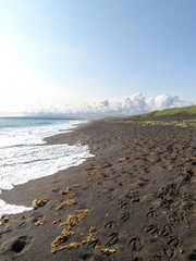 Einsamer, schwarzer Strand an Islands Südküste