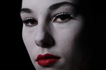 jeune fille mime maquillage blanc théâtre 