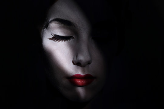 jeune fille mime maquillage blanc th&eacute;&acirc;tre 