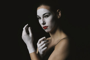 jeune fille mime maquillage blanc théâtre 