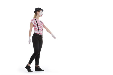 jeune fille mime maquillage blanc théâtre mimant la marche avec un chien en laisse 