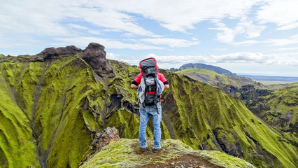 Wanderer vor atemberaubender Natur - Island