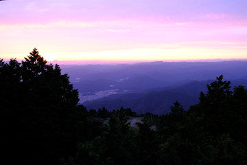 夕暮れに、街を見下ろす