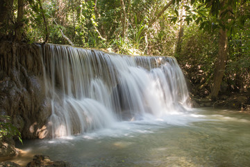 Obraz premium wodospad huay mae kamin w tajlandii