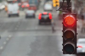 Fototapeta premium Sygnalizacja świetlna w mieście z czerwonym sygnałem na tle drogi