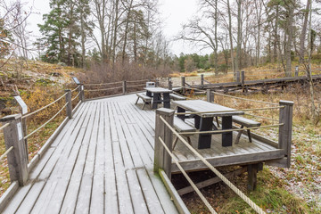 Bord och bänkar vid frostig strandpromenad ute på Värmdö