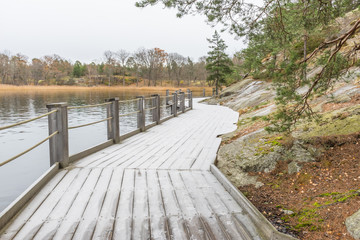 En frostig strandpromenad vid vattnet i en vik på Värmdö