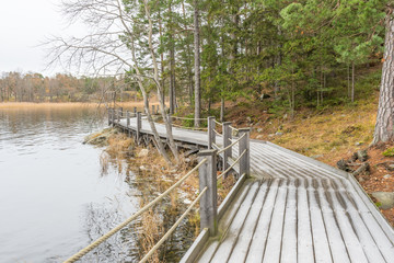 En frostig strandpromenad vid vattnet i en vik på Värmdö