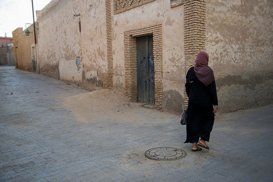 tunisian woman in tozeur