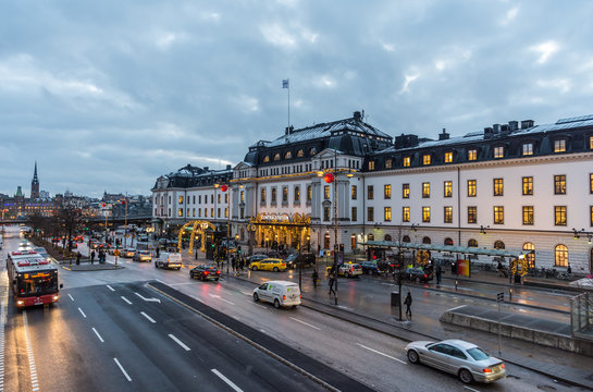 Stockholms Centralstation med taxibilar utanf&ouml;r vid utg&aring;ng mot Vasagatan