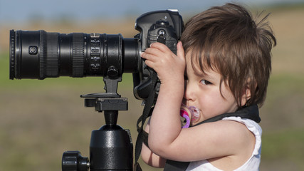 Kleines Mädchen beim Spielen mit dem Fotoapparat