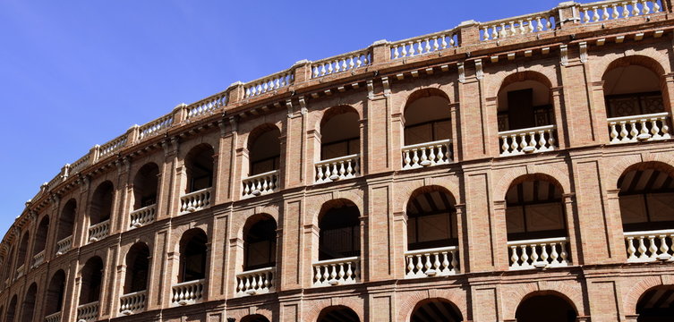 Klassizistische Fassade der Stierkampfarena (Plaza de Toros) vor blauem Himmel
