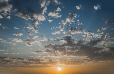 Tlo  Chmury na błękitnym niebie podczas zachodu słońca