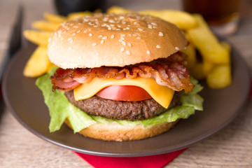 Baconburger mit Pommes Frites