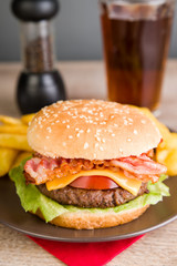 Baconburger mit Pommes Frites