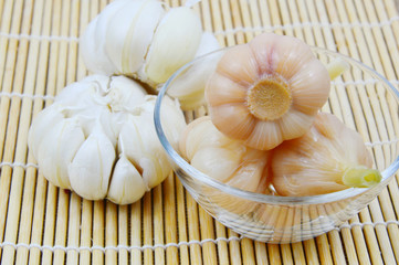 Fototapeta na wymiar pickled garlic and dry garlic