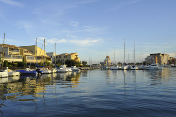 Fototapeta premium Le port entièrement vêtu de bleu à Gruissan (11430), département de l'Aude en région Occitanie, France