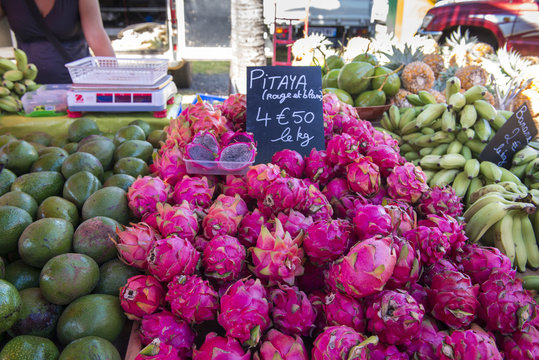 pitayas sur un march&eacute;