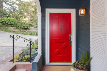 Rote Eingangstür / Haustür mit elektronischem Einzylinder-Eingangsdrücker.