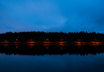 Naklejka premium Park with lights near the river in the night.