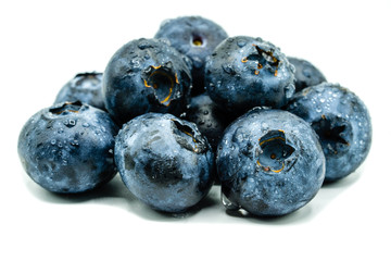 Blaubeeren Heidelbeeren isoliert freigestellt auf weißen Hintergrund, Freisteller
