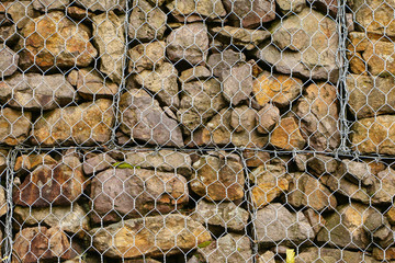 Gabione mit Maschendraht und roten Steine