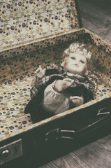 Stara porcelanowa lalka w starej walizce - obrazy, fototapety, plakaty