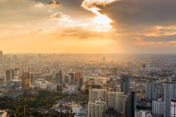 Obraz premium beautiful sunset over the city. View of Bangkok from a skyscraper