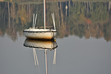 Jacht zacumowany na jeziorze