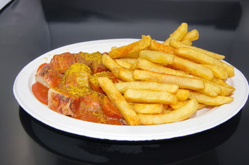Pommes Currywurst