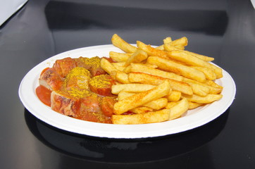 Pommes Currywurst