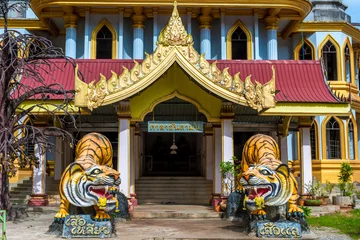 Foto auf Acrylglas Tempel zwei Tigerskulpturen am Eingang zum traditionellen thailändischen Tempel in Krabi