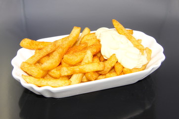 Schale mit Pommes Frites mit Mayo